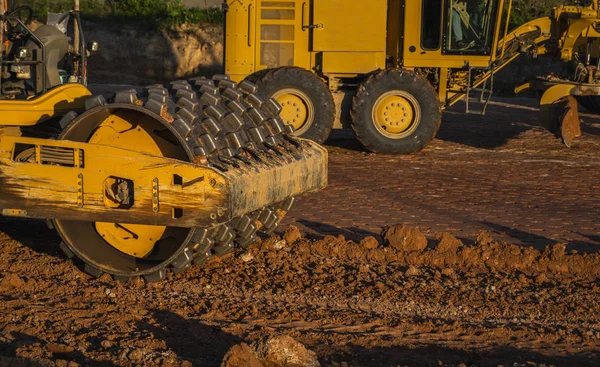 Compactador de suelo con tambor de padfoot vibratorio. Maquinaria de servicio pesado trabajando en la construcción de carreteras. Vehículo para la compactación del suelo. Equipo de construcción de carreteras. Pavimentación. Compactación de la carretera . —  Fotos de Stock