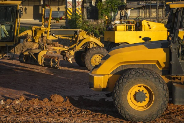 Grader está trabajando en la construcción de carreteras. Grader máquina industrial en la construcción de nuevas carreteras. Maquinaria de servicio pesado trabajando en carretera. Equipo de construcción. Compactación de la carretera . —  Fotos de Stock