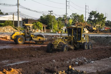 VİETNAM, HO CHI MINH - 15 Mayıs 2019: Grader yol inşaatında çalışıyor. Sınıf endüstriyel makine yeni yollar inşa ediyor. Otoyolda çalışan ağır iş makineleri.