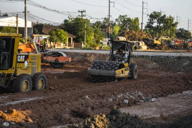 Vietnam, Ho Chi Minh - 15 Mayıs 2019: titreşimli asma ayaklı toprak sıkıştırıcı. Otoyol inşaatında çalışan ağır iş makineleri. Toprak sıkıştırma aracı.