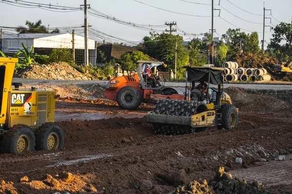 VIETNAM, HO CHI MINH - 15 de mayo de 2019: Compactador de suelos con tambor de padfoot vibratorio. Maquinaria de servicio pesado trabajando en la construcción de carreteras. Vehículo para la compactación del suelo . —  Fotos de Stock