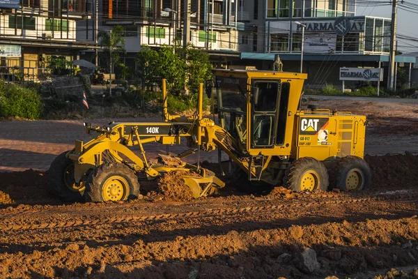 VIETNAM, HO CHI MINH - 15 mei 2019: Grader werkt aan wegenbouw. Grader industriële machine op de bouw van nieuwe wegen. Zware machines die op de snelweg werken. — Stockfoto