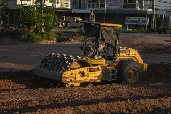 VIETNAM, HO CHI MINH - 15 de maio de 2019: Compactador de solo com tambor vibratório padfoot. Máquinas pesadas que trabalham no estaleiro de construção de estradas. Veículo para compactação do solo . — Fotografia de Stock