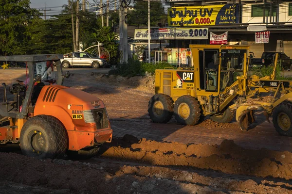 VIETNAM, HO CHI MINH - 15 de mayo de 2019: Grader está trabajando en la construcción de carreteras. Grader máquina industrial en la construcción de nuevas carreteras. Maquinaria de servicio pesado trabajando en carretera . —  Fotos de Stock