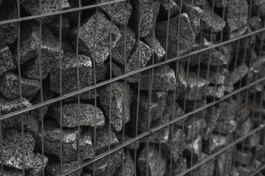 Metal ve taşı ahenk içinde kullanan taş bir duvar. İnşaat için doğal kaynakları kullanan ekoloji dostu. Çöken taşı engellemek için taş duvarlar. Ağla kaplı taş duvar..