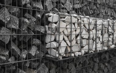 Metal ve taşı ahenk içinde kullanan taş bir duvar. İnşaat için doğal kaynakları kullanan ekoloji dostu. Çöken taşı engellemek için taş duvarlar. Ağla kaplı taş duvar..