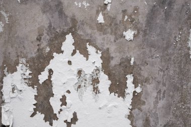 Beton duvardaki eski çatlak boya. Kırık boyalı beyaz duvar. Doku veya arkaplan.