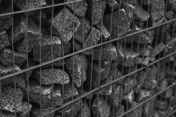 Metal ve taşı ahenk içinde kullanan taş bir duvar. İnşaat için doğal kaynakları kullanan ekoloji dostu. Çöken taşı engellemek için taş duvarlar. Ağla kaplı taş duvar..