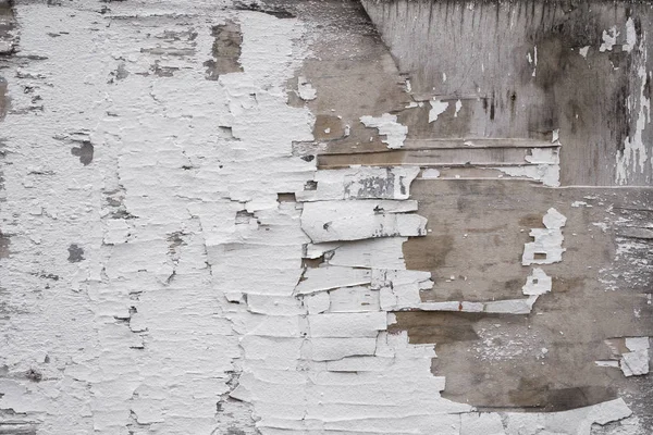 Stará popraskaná barva na dřevěné stěně. Rozbitá bílá zeď. Textura nebo pozadí. — Stock fotografie