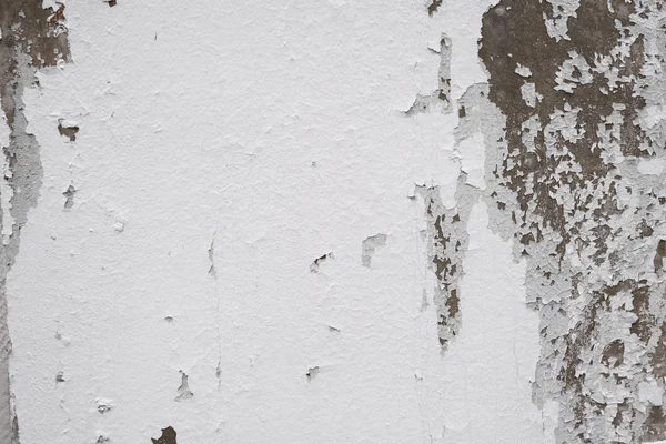 混凝土墙上的旧裂缝油漆. 粉刷过的白墙。 结构或背景. — 图库照片