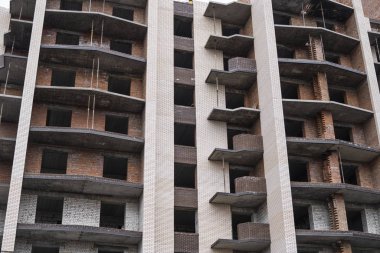 İnşaat ve İnşaat Alanı devam ediyor. Bulutlu gökyüzüne karşı inşaat alanı inşa ediliyor.