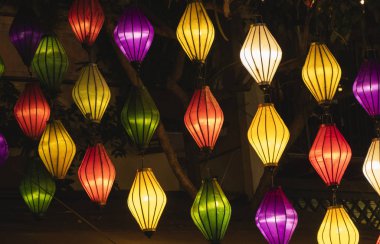 Hoi An, Vietnam 'da gece pazarında güzel dekorasyon fenerleri yanıyor..