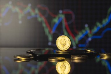 Ethereum ve sanal para kavramı. Bir kripto para biriminin büyüyen ve düşen değerinin grafiğiyle altın bir ethereum yığını. Madencilik ya da engelleme teknolojisi.