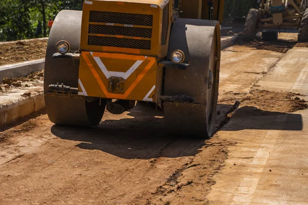 Road rollers working on the new roads construction site. Heavy duty machinery working on highway. Construction equipment. Compaction of the road. — Stock Photo, Image