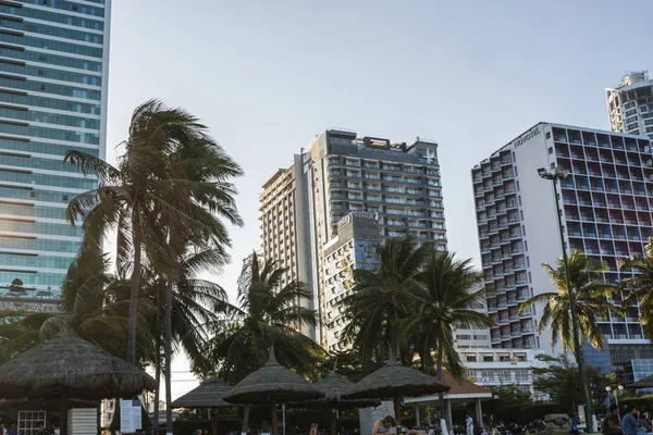 NHA TRANG, VIETNAM - 25 de enero de 2019. Escénica vista de verano de la arquitectura moderna con rascacielos de negocios, hoteles y edificios de apartamentos con palmeras . — Foto de Stock