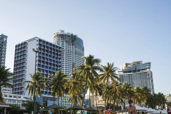 NHA TRANG, VIETNAM - 25 de enero de 2019. Escénica vista de verano de la arquitectura moderna con rascacielos de negocios, hoteles y edificios de apartamentos con palmeras . — Foto de Stock