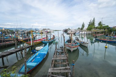 Tayland, Samui - 20 Aralık 2019: Samui adasındaki yerel balıkçıların rıhtımı.
