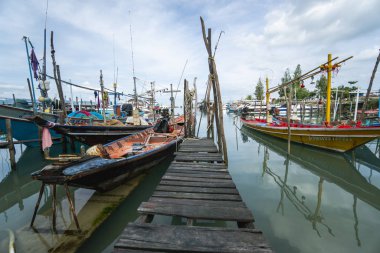 Tayland, Samui - 20 Aralık 2019: Samui adasındaki yerel balıkçıların rıhtımı.