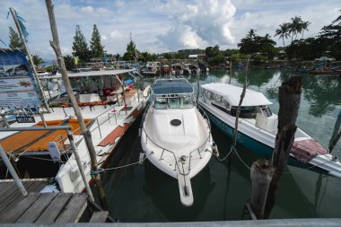 Tayland, Samui - 20 Aralık 2019: Asya 'daki deniz limanındaki güzel beyaz modern yatlar. Asya Rıhtımı.