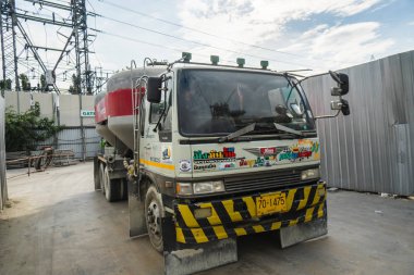 Tayland, Bangkok - 20 Ocak 2019: inşaat alanında ağır beton kamyon. Bir sanayi bölgesinde beton karıştırma kamyonları.