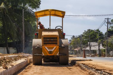 Yeni yol inşaatında çalışan yol silindirleri. Otoyolda çalışan ağır iş makineleri. İnşaat malzemeleri. Yolun sıkıştırması.
