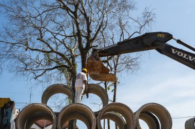 Tayland, Phuket - 12 Aralık 2018: Bir insana yardım etmek için büyük boruları bir araca çevirmek.