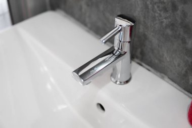 Yıkama lavabo ile modern paslanmaz çelik musluk. Counter banyo iç çağdaş. Beton tarzı duvarlar ile lüks ve şık tasarım banyo.