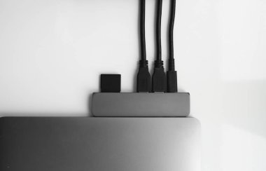 USB Tip-C adaptörlü USB kablosu ve SD kartı olan bir laptop. Laptop için C tipi konektörün altındaki USB adaptörü. Çok farklı portları olan bir bilgisayar için çok portlu istasyon. İnbot Dönüştürücü.