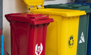 Çöp bidonları geri dönüşüm malzemesi toplamak için. Atık ayrımı için çöp bidonları. Yiyecek, plastik, kağıt ve tehlike atıklarını ayır. Geri dönüşüm. Çevre.
