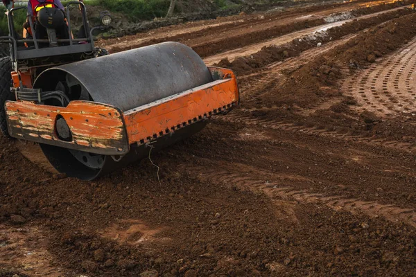 Yeni yol inşaatında çalışan yol silindirleri. Otoyolda çalışan ağır iş makineleri. İnşaat malzemeleri. Yolun sıkıştırması. — Stok fotoğraf