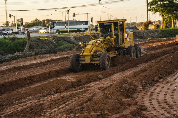 VIETNAM, HO CHI MINH - 15 de mayo de 2019: Grader está trabajando en la construcción de carreteras. Grader máquina industrial en la construcción de nuevas carreteras. Maquinaria de servicio pesado trabajando en carretera . —  Fotos de Stock