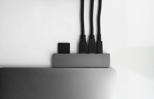 USB Tip-C adaptörlü USB kablosu ve SD kartı olan bir laptop. Laptop için C tipi konektörün altındaki USB adaptörü. Çok farklı portları olan bir bilgisayar için çok portlu istasyon. İnbot Dönüştürücü. — Stok fotoğraf