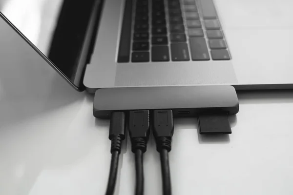 USB Tip-C adaptörlü USB kablosu ve SD kartı olan bir laptop. Laptop için C tipi konektörün altındaki USB adaptörü. Çok farklı portları olan bir bilgisayar için çok portlu istasyon. İnbot Dönüştürücü. — Stok fotoğraf