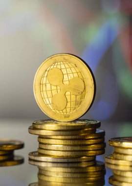 Dalgalı para ve sanal para konsepti. Şifreleme para biriminin büyüyen ve azalan değerinin grafiğiyle bir yığın madeni para üzerinde altın dalgalanması. Madencilik ya da engelleme teknolojisi.