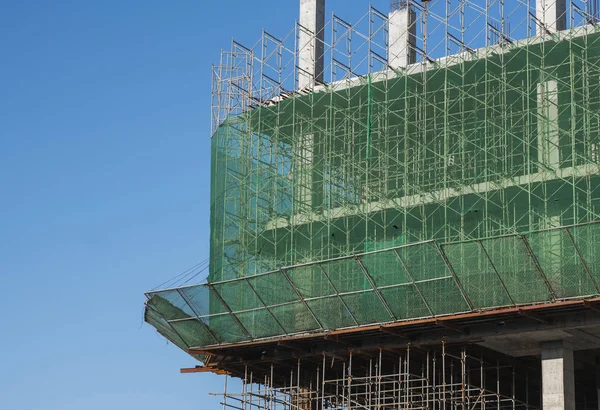 Baustelle im Gange. Baustelle vor blauem Himmel. Metallkonstruktion des Rohbaus auf dem Bau des Mehrzweckgebäudes. — Stockfoto