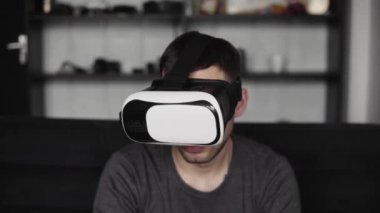 Ofiste koltukta oturan, sanal gerçeklik kulaklığı takan genç sakallı adam. Vr dünyasını ve kulaklıkla gördüğü her şeyi keşfediyor..