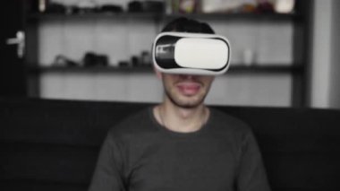 Ofiste koltukta oturan, sanal gerçeklik kulaklığı takan genç sakallı adam. Vr dünyasını ve kulaklıkla gördüğü her şeyi keşfediyor..