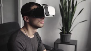 Ofiste koltukta oturan, sanal gerçeklik kulaklığı takan genç sakallı adam. Vr dünyasını ve kulaklıkla gördüğü her şeyi keşfediyor..