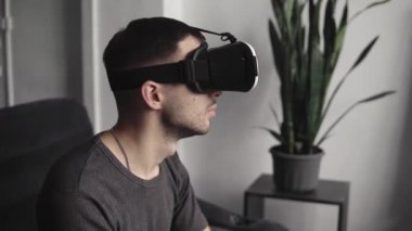 Ofiste koltukta oturan, sanal gerçeklik kulaklığı takan genç sakallı adam. Vr dünyasını ve kulaklıkla gördüğü her şeyi keşfediyor..
