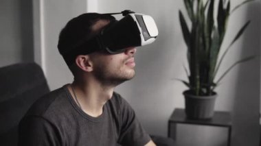 Ofiste koltukta oturan, sanal gerçeklik kulaklığı takan genç sakallı adam. Vr dünyasını ve kulaklıkla gördüğü her şeyi keşfediyor..