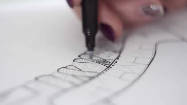 Makro záběr kreslení nový design bot. Pracoviště návrháře bot. Tužka kreslí vzor boty na papíře ve své dílně. — Stock video