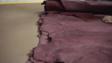 Ekmeğin içinde kahverengi deri parçaları. Poşet, ayakkabı, giysi ve aksesuar üretimi için hammadde.