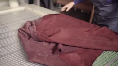 Ekmeğin içinde kahverengi deri parçaları. Poşet, ayakkabı, giysi ve aksesuar üretimi için hammadde.