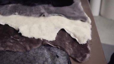 Ayakkabı fabrikasında sıcak ve rahat ayakkabı dikmek için kullanılan kürk parçaları..