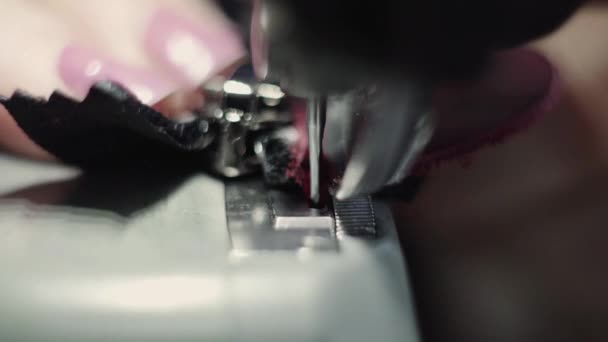 La máquina de coser en el taller de cuero en la acción con las manos que trabajan en los detalles de cuero para los zapatos. Macro tiro de las manos de las mujeres con máquina de coser en la fábrica de zapatos . — Vídeos de Stock