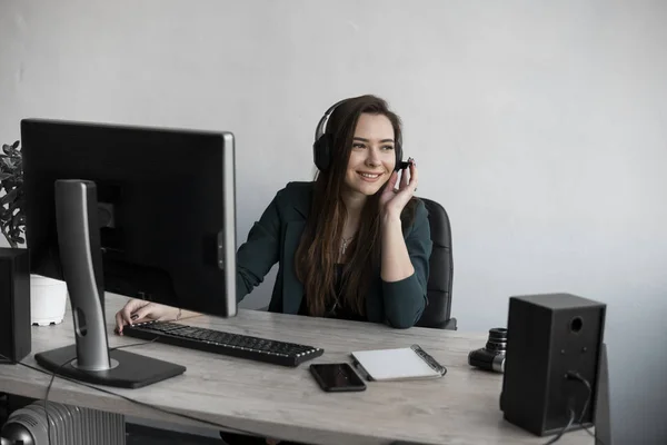 Young Brunette woman service operator calls in office. Young customer support manager consulting consumer by headset answering questions. Smiling business woman customer support agent. — Stock Photo, Image