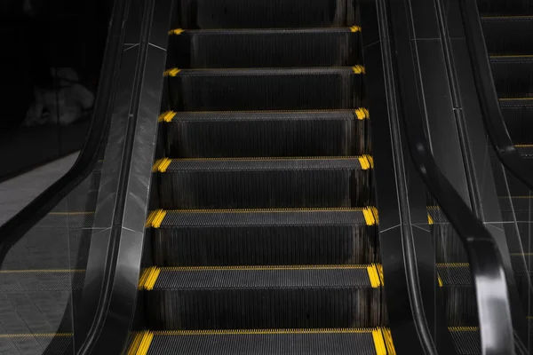 Puste schody ruchome z żółtymi pasami. — Zdjęcie stockowe