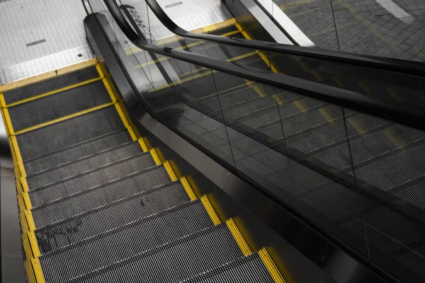 Prázdné schodiště eskalátorů se žlutými pruhy. — Stock fotografie