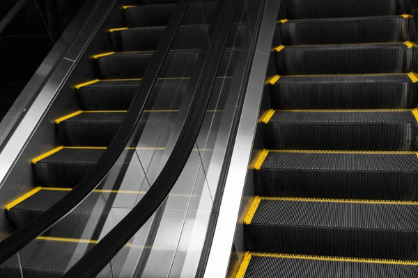 Escalera de escaleras mecánicas vacías con rayas amarillas . — Foto de Stock