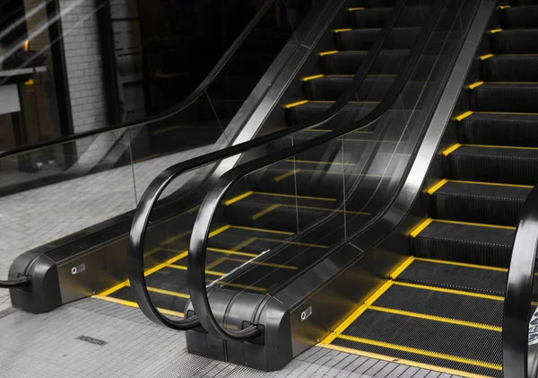 Escalera de escaleras mecánicas vacías con rayas amarillas . — Foto de Stock